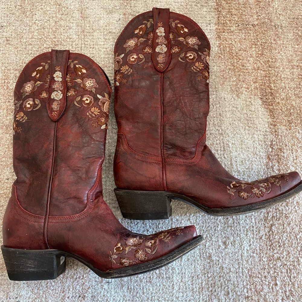 Cavender’s Women’s Rustic Floral cowgirl boots in beautiful burgundy color.
